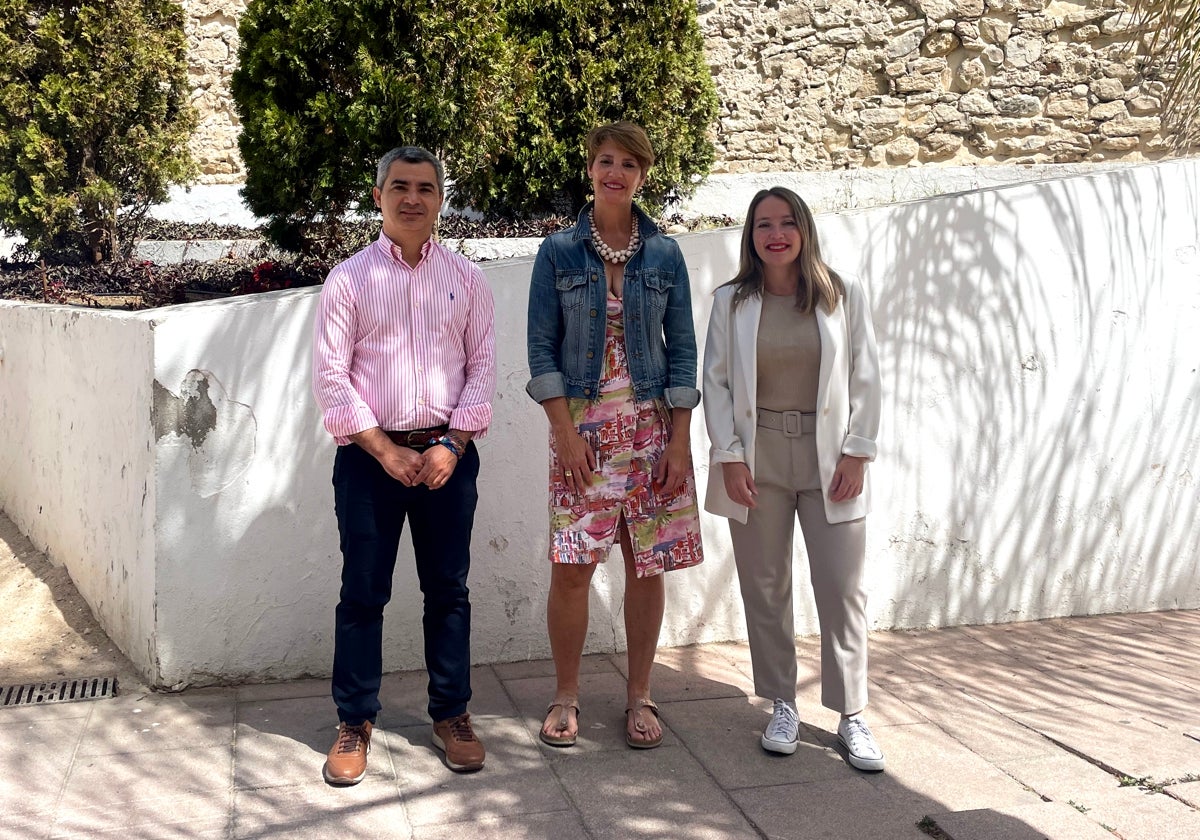 Miguel Ángel Herrera, Emma Molina y Alicia Murillo, esta mañana en Estepona.