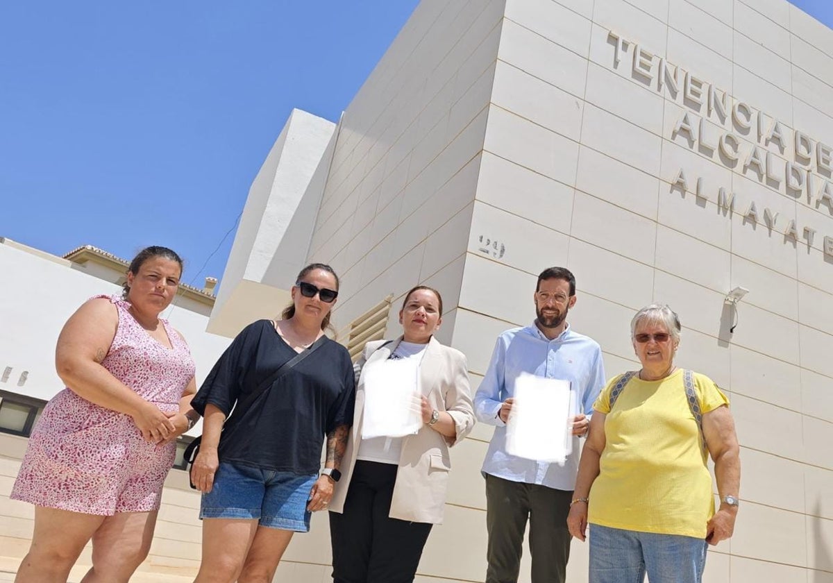 Vecinas de Almayate, este lunes con los ediles socialistas Charo Gómez y Víctor González.