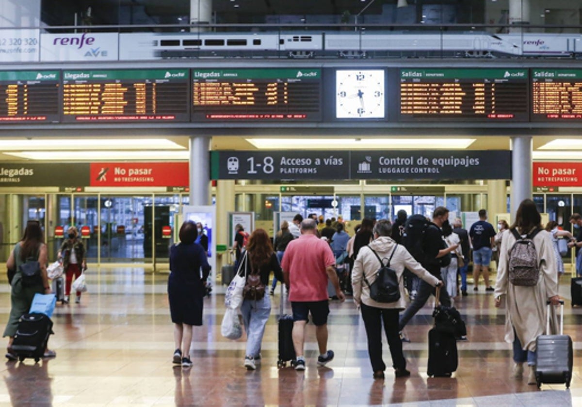 Viajeros frente a los paneles de información de la estación María Zambrano.