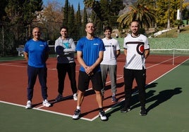 Davidovich, en primer plano, y detrás, con sudadera gris, Jorge Aguirre, en una imagen tomada con todo su equipo de trabajo al comienzo de la temporada.