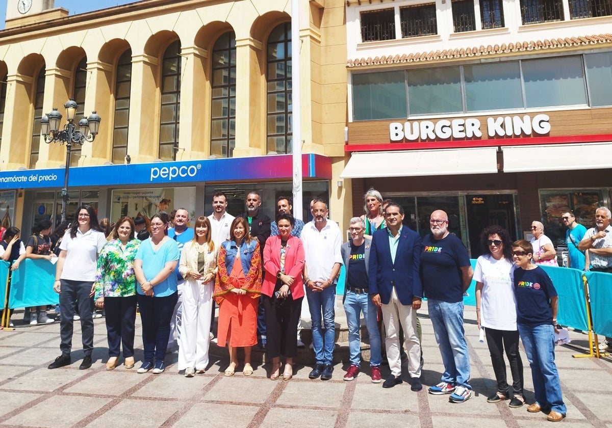 Autoridades y asociaciones LGTBI de Torremolinos.