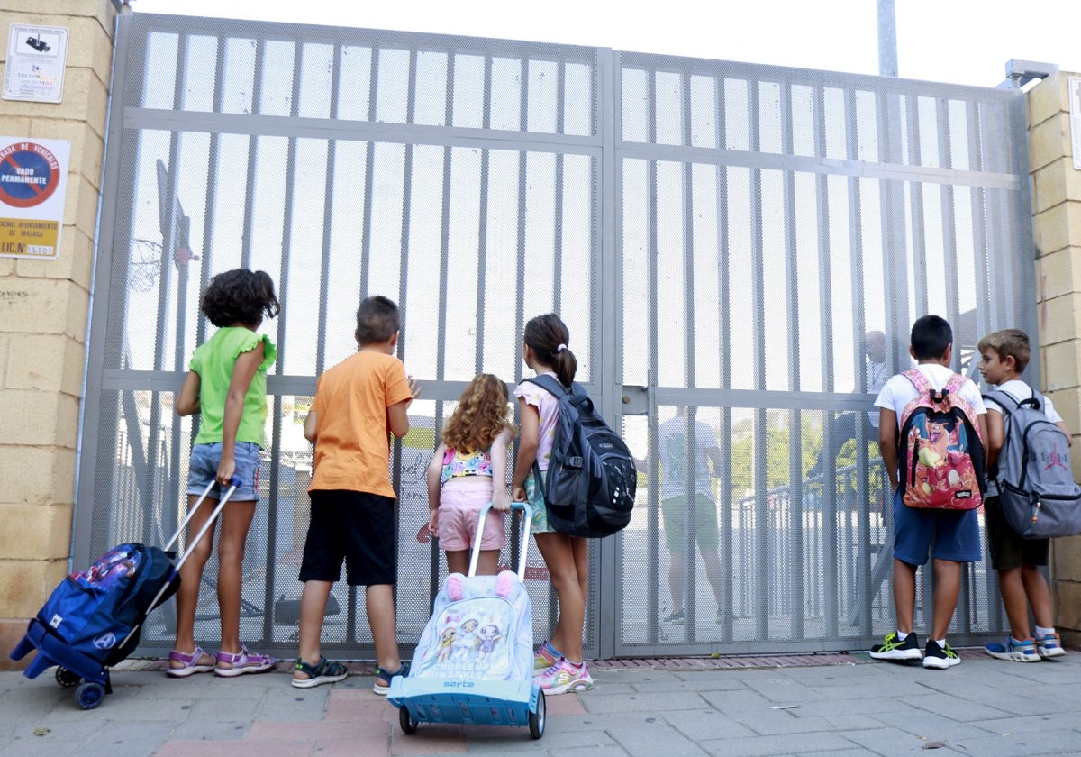 Un grupo de escolares, el primer día de colegio de este curso a las puertas del Revello de Toro.