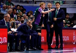 Alberto Díaz da explicaciones a Ibon Navarro en un momento del partido.