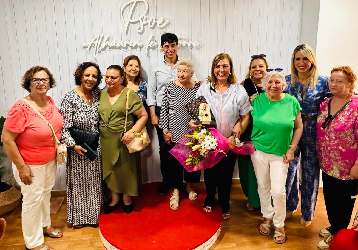 Nancy lo Russo recibe el premio 'Carme Chacón' por su labor social y solidaria en Alhaurín de la Torre