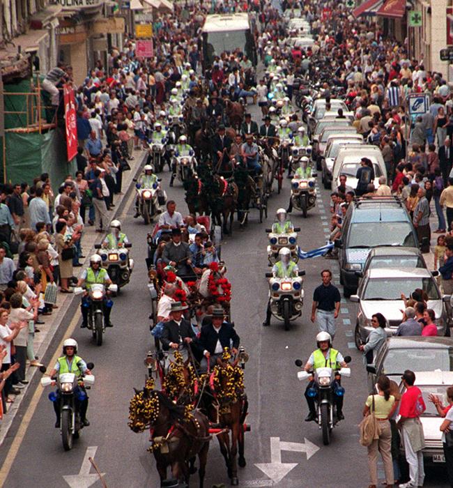 La procesión de carrozas hacia el Santuario de la Victoria.