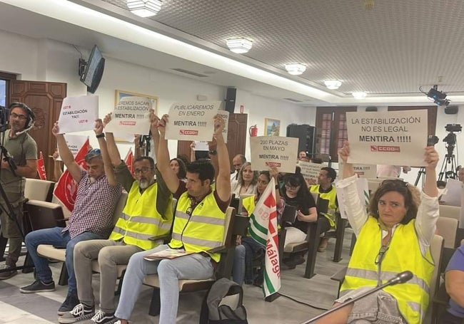 Trabajadores y representantes sindicales protestan en el pleno por los retrasos en el proceso de estabilización.