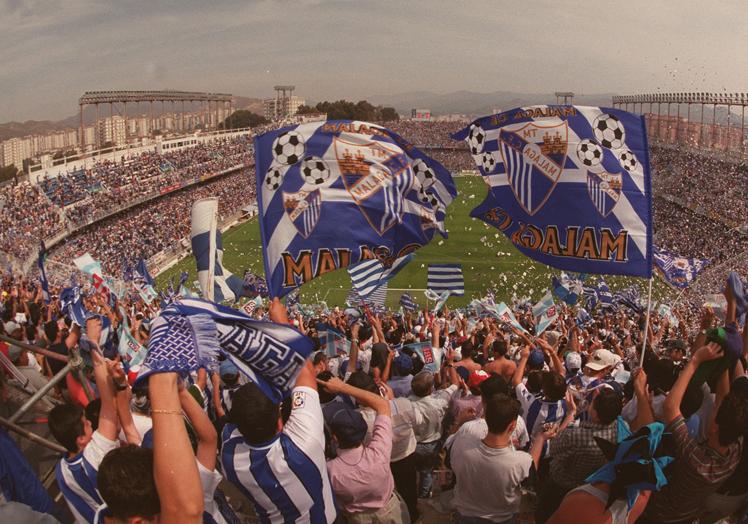 Panorámica de La Rosaleda llena antes del choque.