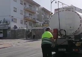 Operario con el uniforme de limpieza de Mijas, limpiando en un espacio público de Alhaurín El Grande.