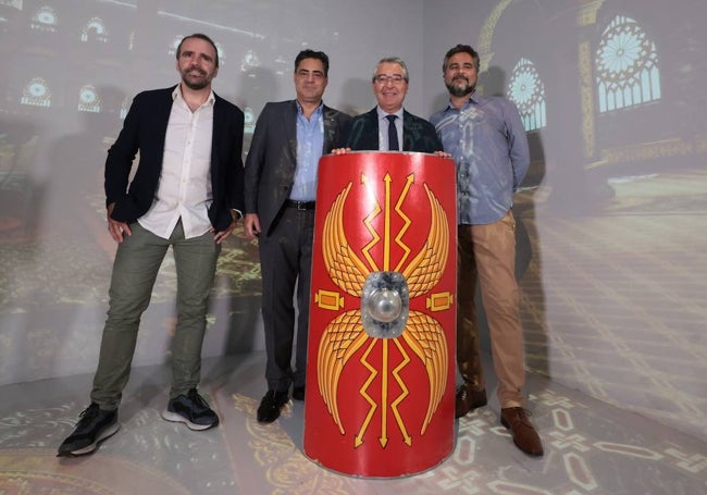 Santiago Bustamante, Pablo Ruiz, Francisco Salado  y Miguel Ramos,  con el característico logotipo del videojuego 'Imperium'.