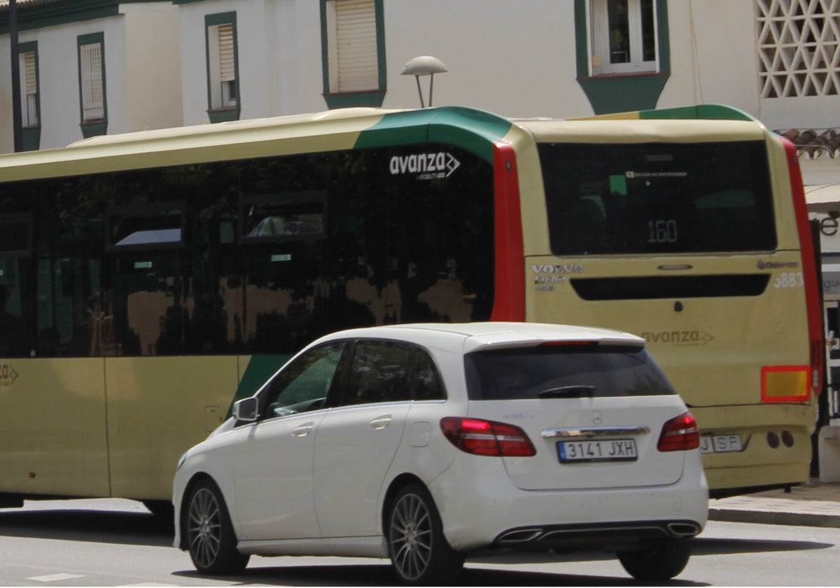 Un turismo sortea a un autobús de la línea M 160.