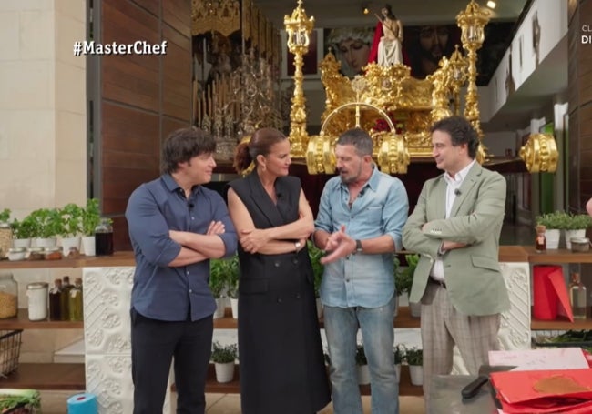 Antonio Banderas, con los presentadores, delante del trono del Cristo Coronado.