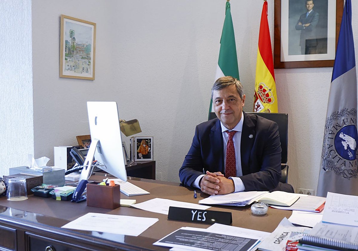 El rector, en el despacho del antiguo pabellón de gobierno en El Ejido. Será uno de los últimos en trasladarse al nuevo edificio, en la ampliación de Teatinos.