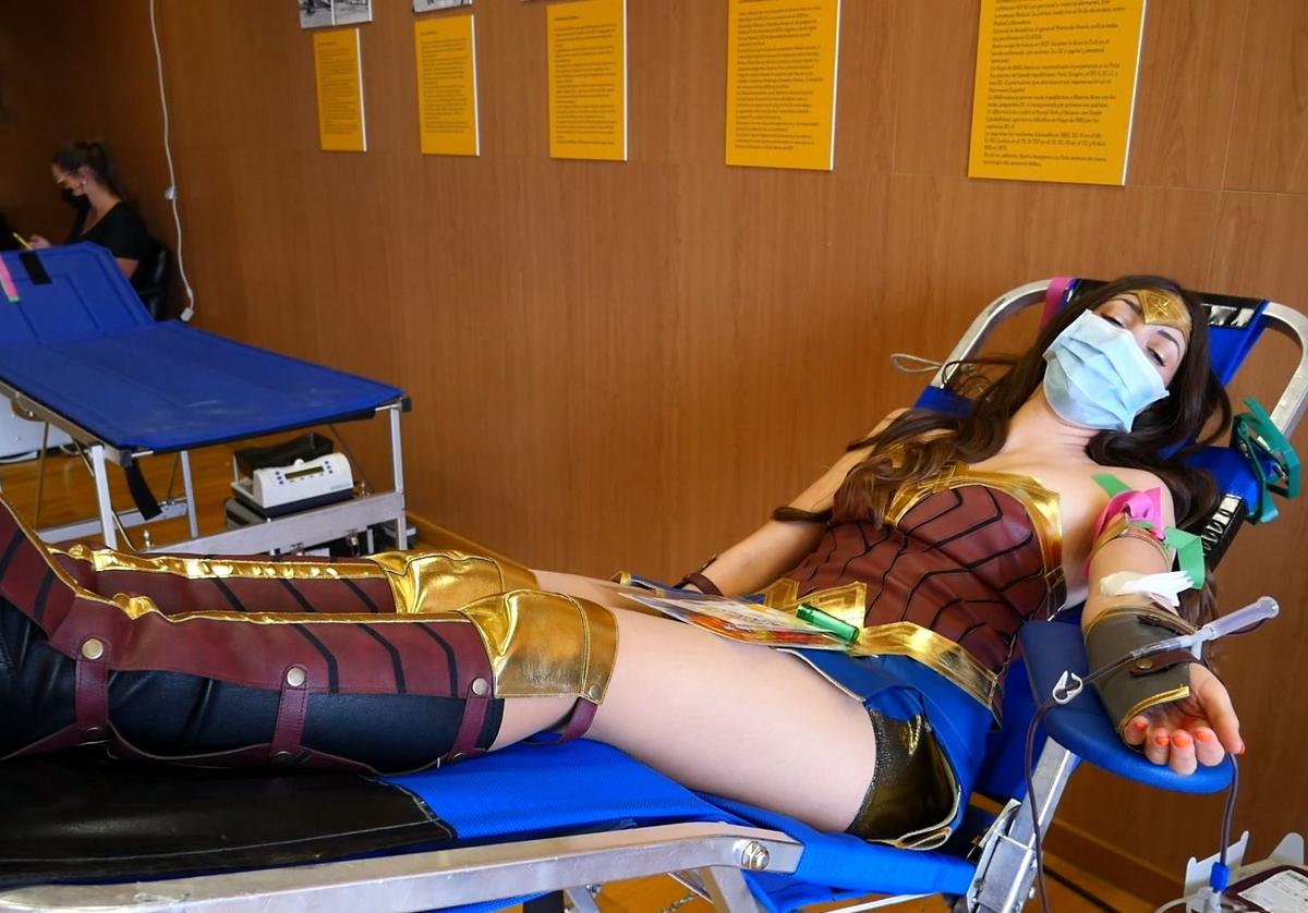 Superwoman, donando sangre en otra jornada solidaria en Málaga.