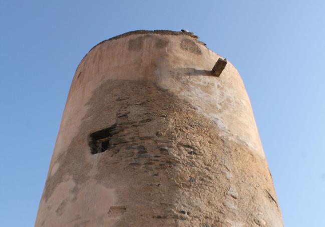 Vigía. Esta torre atalaya da nombre a esta localidad, situada en el corazón de la Costa Tropical.
