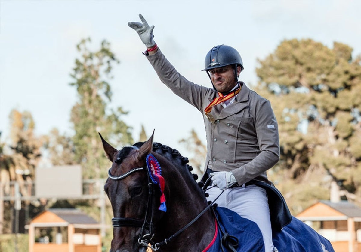 Martín Dockx celebra su victoria en el Gran Premio Especial de Barcelona.