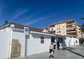 Fachada principal del IES Reyes Católicos de Vélez-Málaga en la avenida Vivar Téllez.