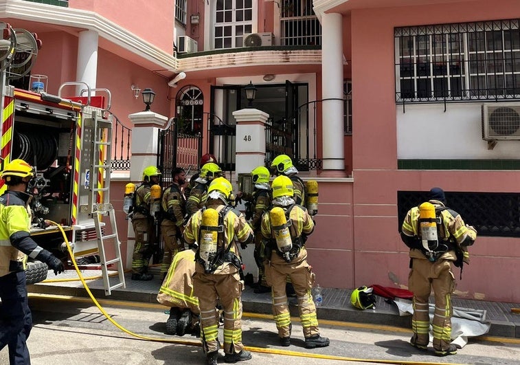 Bomberos, en la puerta del edificio afectado.