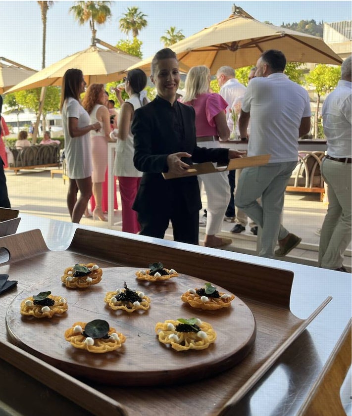 Imagen secundaria 2 - Arriba, José Carlos García brinda con Amélie Bel Berbel. Abajo, parte de la terraza y vista desde la cocina este miércoles, durante la inauguración.