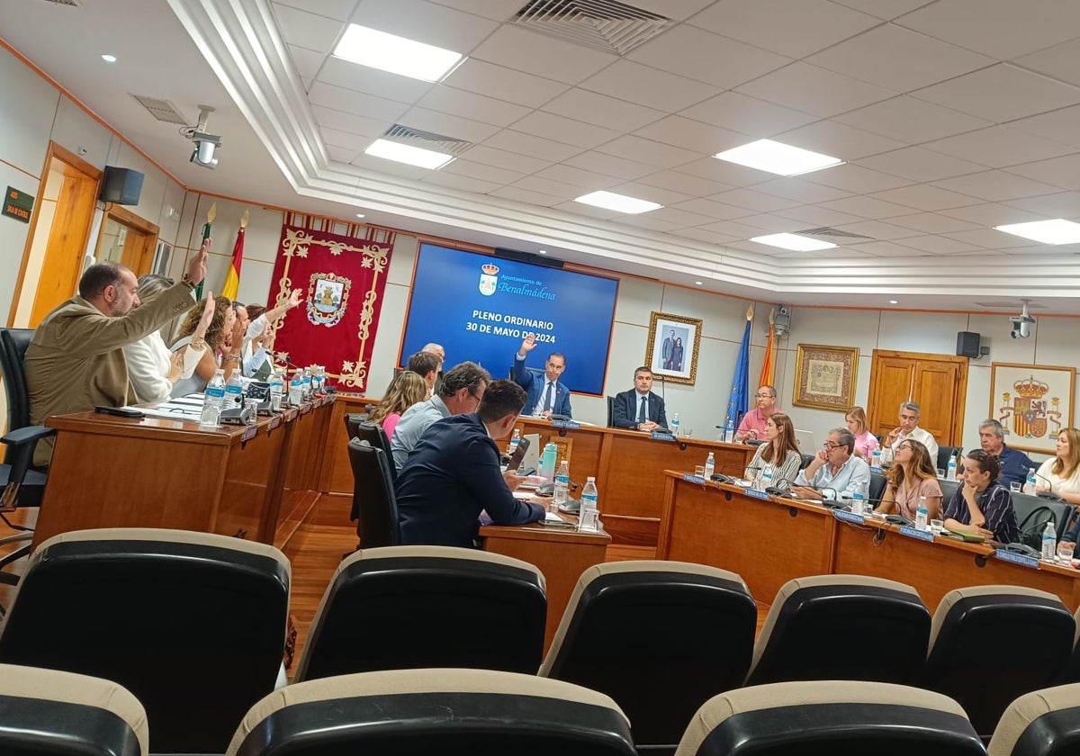 Votación en el pleno celebrado este jueves en Benalmádena.