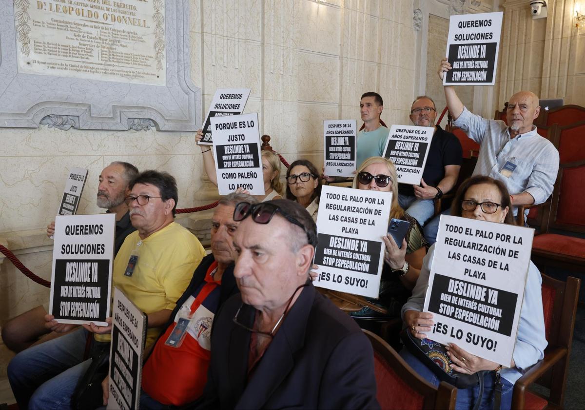 Los vecinos de Pedregalejo y El Palo reivindicando que se deslinden los terrenos en el pleno.