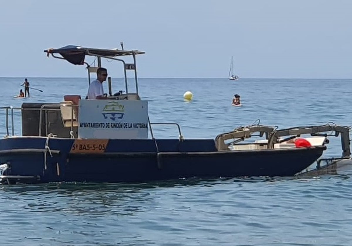 Barco limpieza del Ayuntamiento de Rincón de la Victoria.