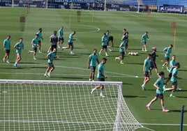 Los jugadores del Málaga, en La Rosaleda durante el último entrenamiento antes del crucial partido ante el Celta B.