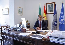 El rector, en el despacho del antiguo pabellón de gobierno en El Ejido. Será uno de los últimos en trasladarse al nuevo edificio, en la ampliación de Teatinos.