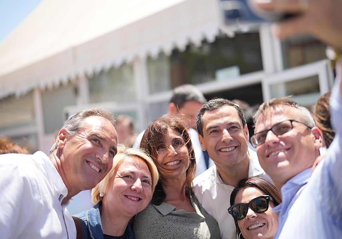 Juanma Moreno, este viernes con simpatizantes en un acto en Almería.