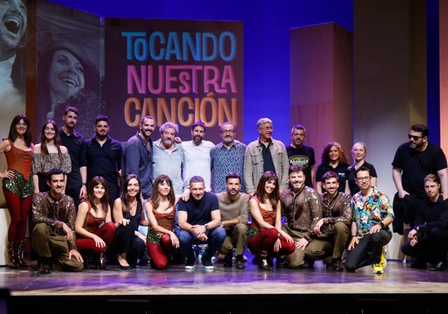 Foto de familia de los técnicos y el reparto de 'Tocando nuestra canción'.