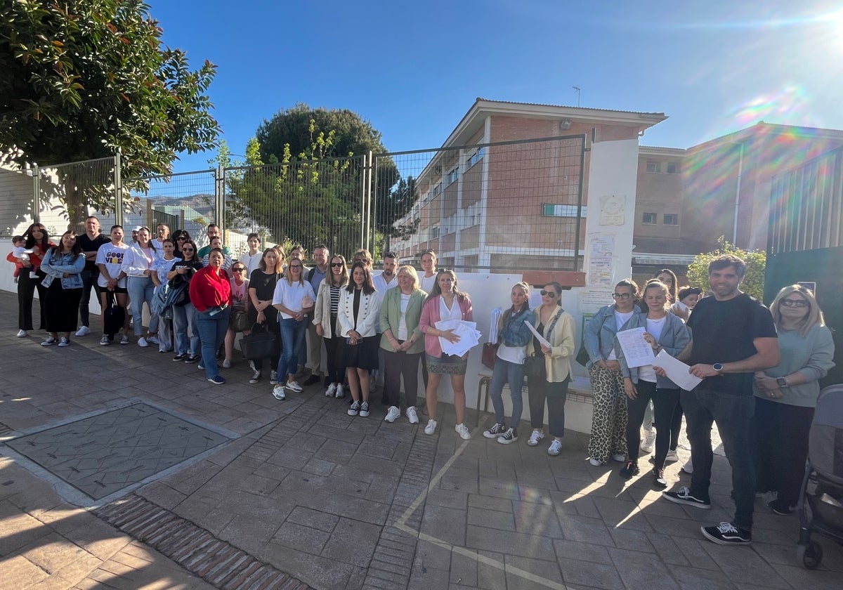 Padres, docentes y ediles, en la protesta que tuvo lugar a principios de mayo en el colegio nerjeño.