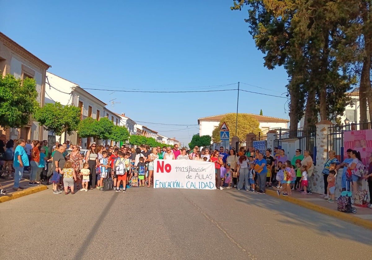 Los padres del colegio de Humilladero se concentran en las puertas del centro.