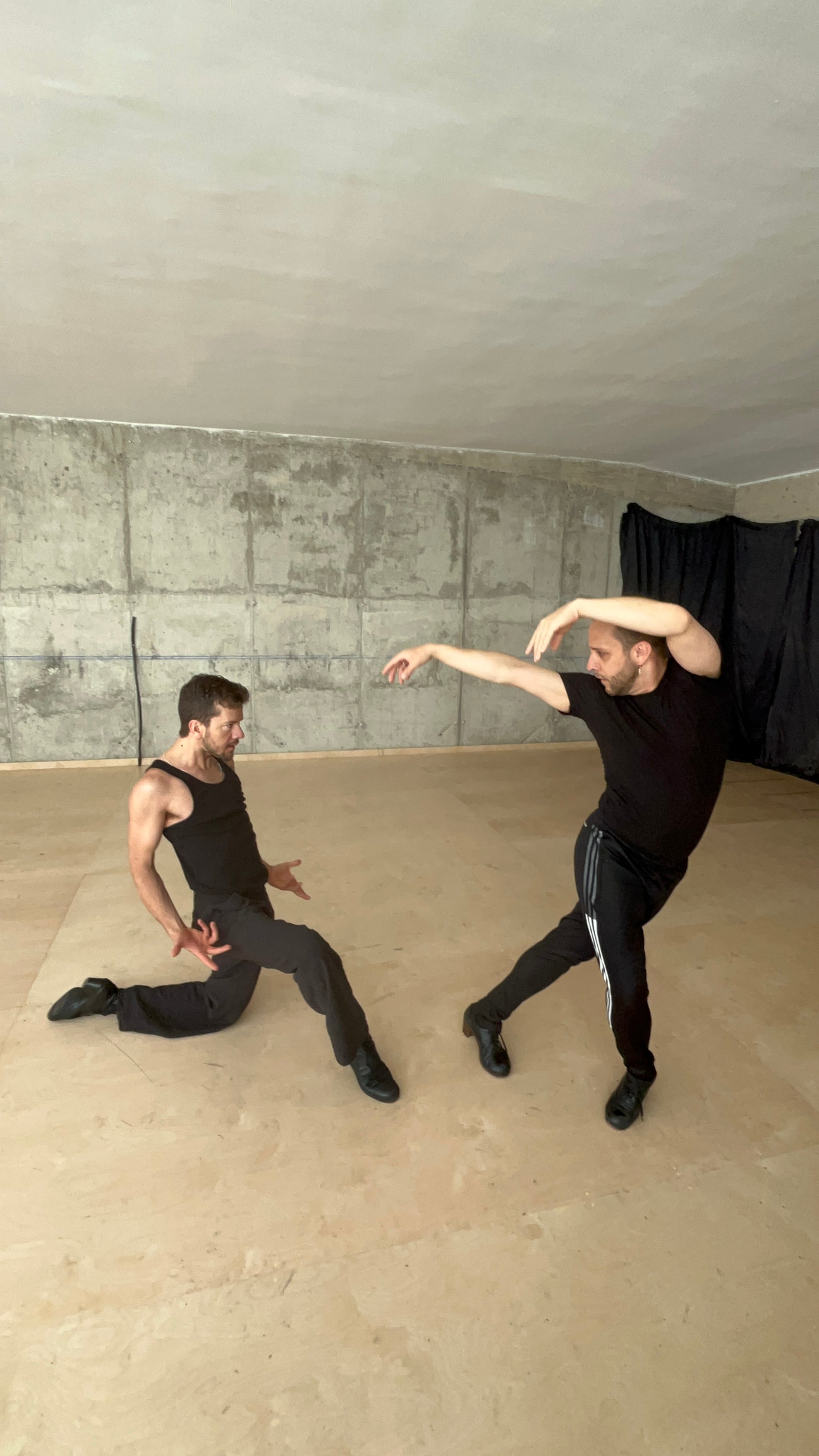 Imagen secundaria 2 - Arriba, Manuel Marín, director de Flamenco Festival, y Manuel Liñán, este viernes en Torrox; abajo a la izquierda y a la derecha, dos imágenes del ensayo celebrado en la residencia, en una vivienda rural de la localidad axárquica.