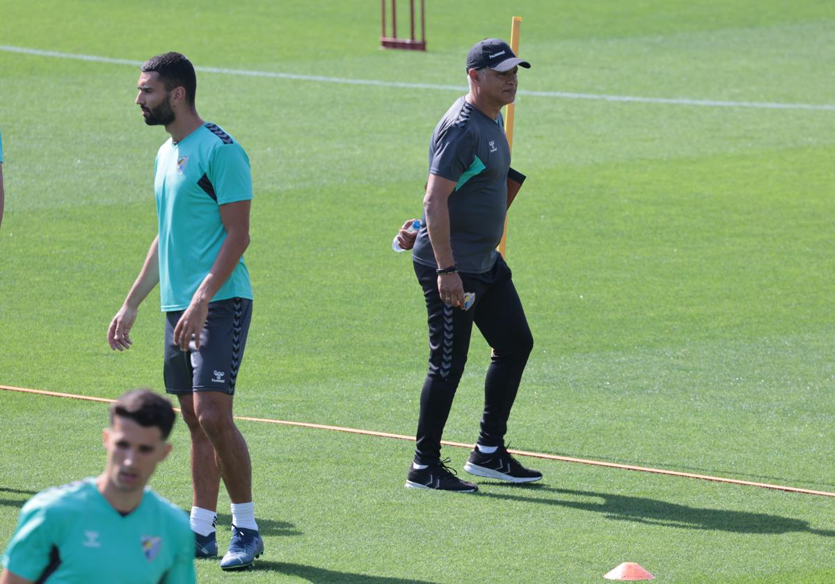 El entrenador Sergio Pellicer, durante el entrenamiento de este viernes en La Rosaleda.