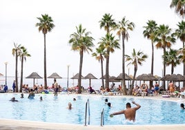 Vista de la piscina del hotel Holiday World, en Benalmádena.