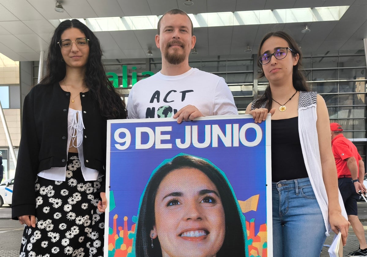 Milagros Mayoral, Adrián García y Alba Ramos, de izquierda a derecha, esta mañana.