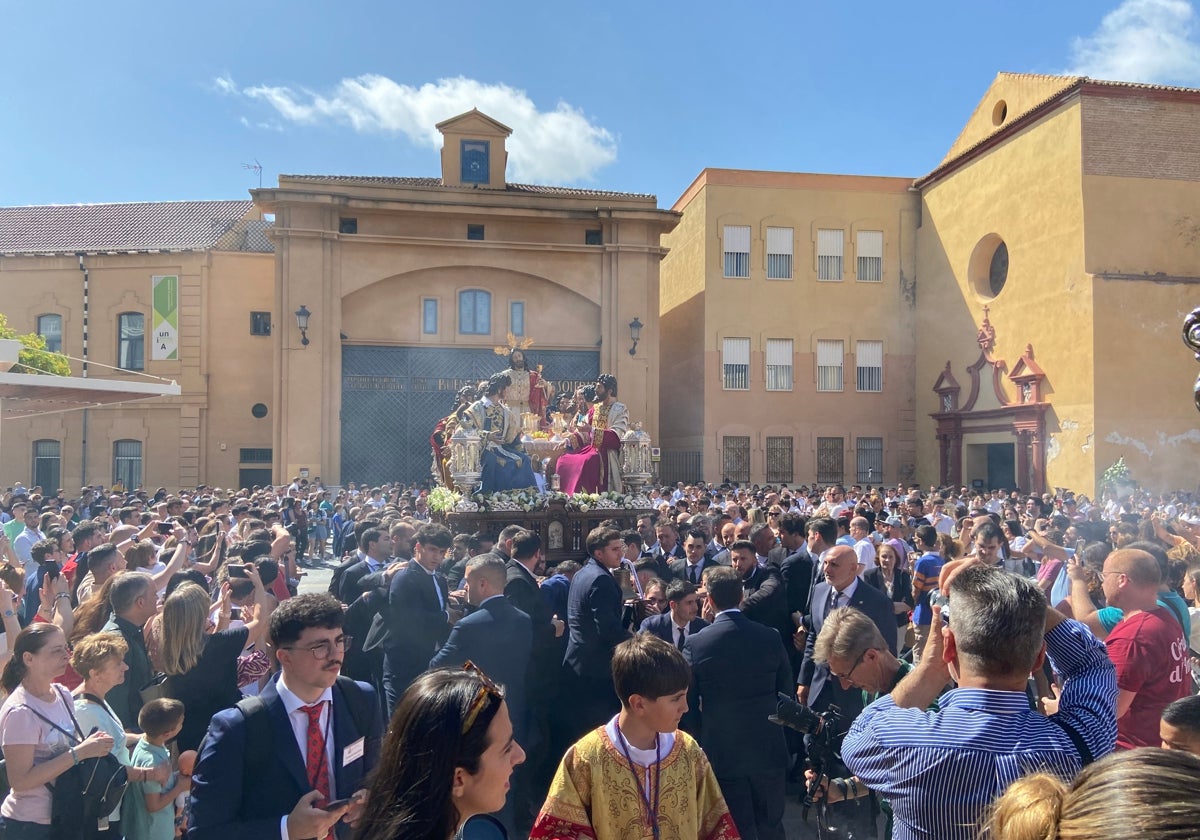 El grupo escultórico de la Cena tras su salida de la parroquia de Santo Domingo.