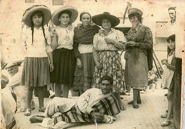 Alhaurinos y alhaurinas caracterizados para la figuración de la película 'El demonio, la carne y el perdón'.
