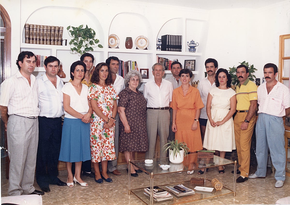 Imagen secundaria 1 - Antigua fábrica de Punto Industrial, una familia con una docena de hijos y un paisano, en los 60 del siglo pasado.