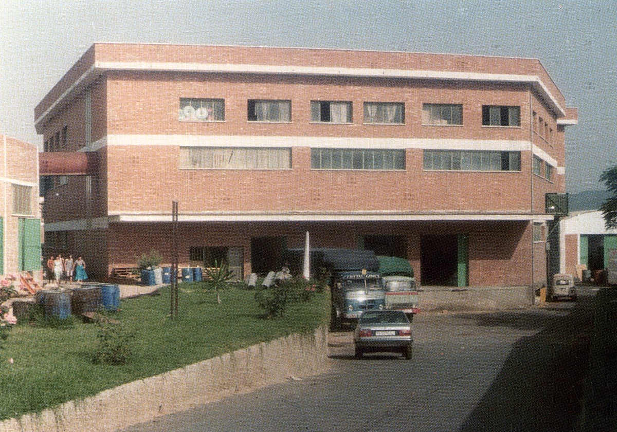 Imagen principal - Antigua fábrica de Punto Industrial, una familia con una docena de hijos y un paisano, en los 60 del siglo pasado.