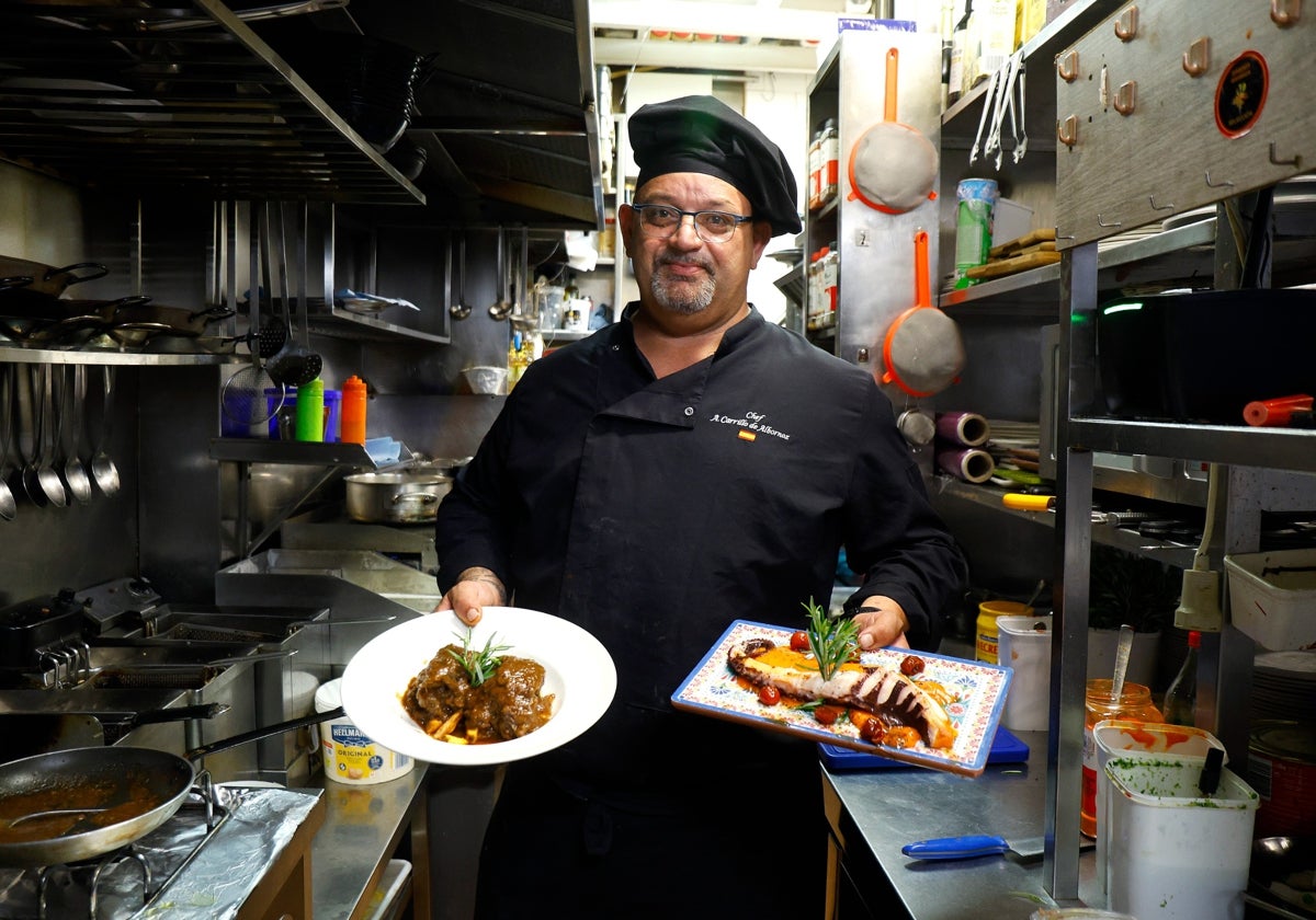 El chef muestra dos especialidades en el interior de la cocina.