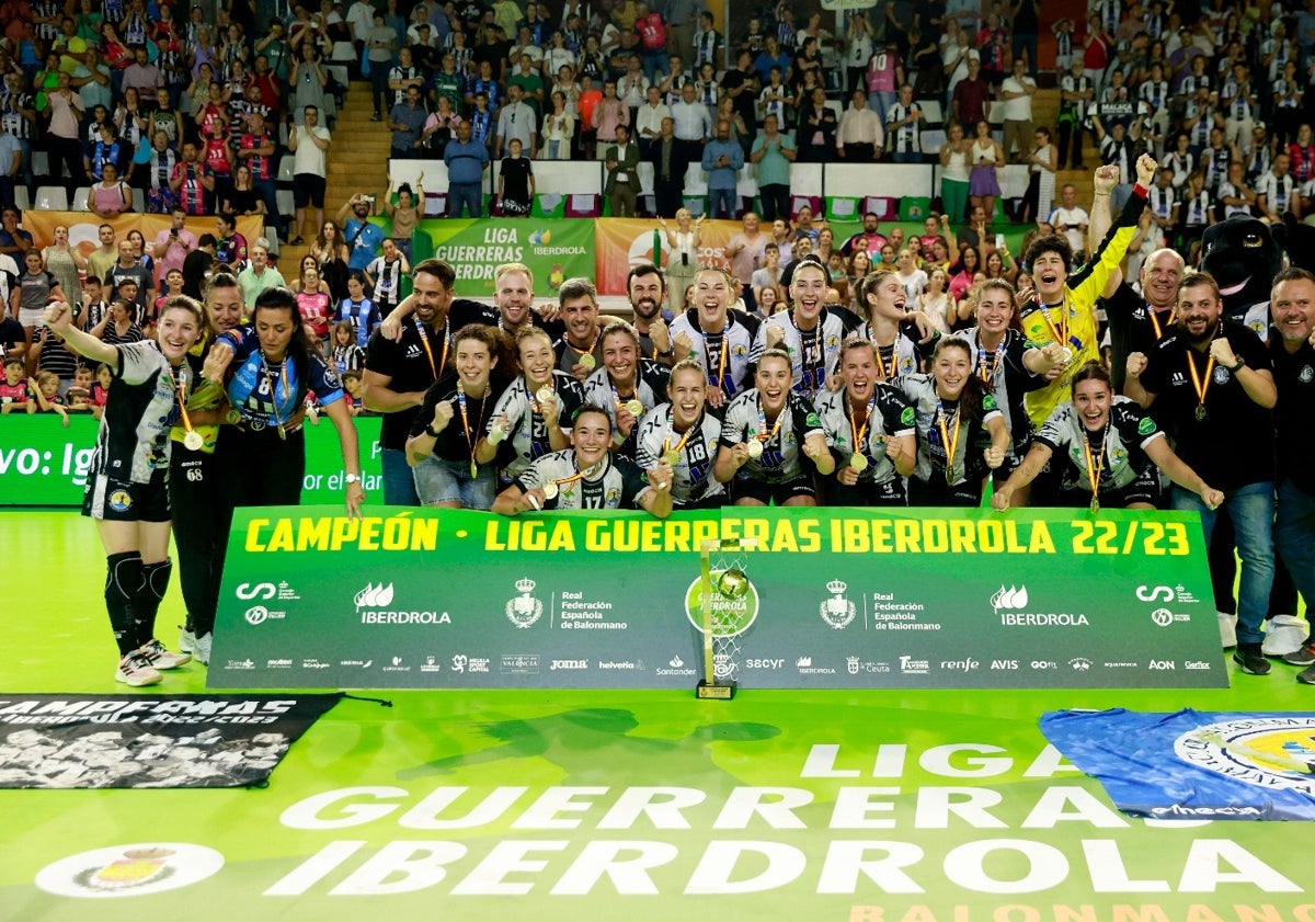 Imagen principal - Campeonas de la Liga (2022-23), EHF European Cup (2020-21) y Copa de la Reina (2020).