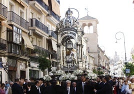 La Custodia es llevada a hombros de hermanacos en Antequera