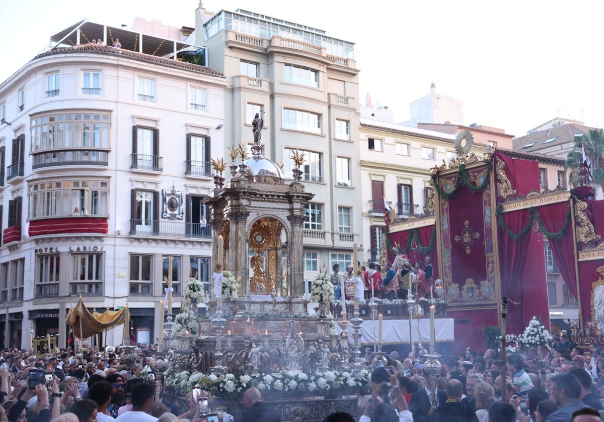 La custodia, delante del altar presidido por el grupo escultórico de la Cena.