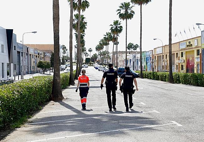 La policía y servicios de limpieza, ayer, tras descubrir el cuchillo en la zona donde se produjo la agresión.