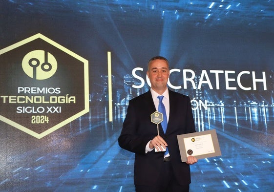 Carlos Yáñez, fundador de SocraTech, con el premio.