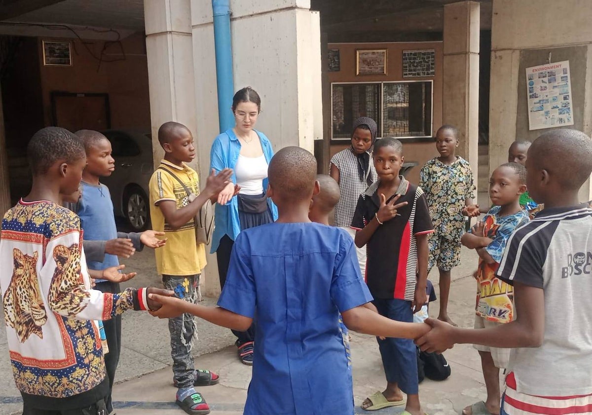 Imagen principal - Desde enero hasta junio, Eva Martín está de voluntaria misionera de Salesianos en Nigeria. 