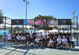 Los jugadores y patrocinadores, calentando motores este lunes en el Club de Pádel Los Granados.