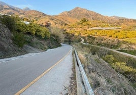 El cadáver estaba en una finca junto a la carretera que baja hacia la playa.