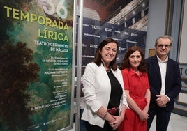 Mariana Pineda, Gema Domínguez y Juan Antonio Vigar, junto al cartel de la próxima Temporada Lírica.