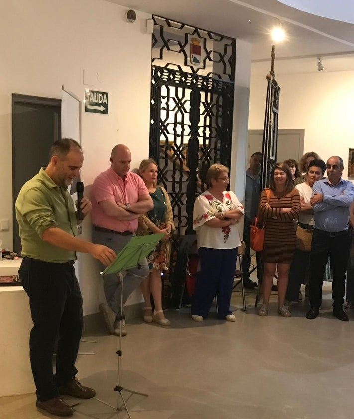 Imagen secundaria 2 - Tres imágenes de la muestra que puede verse en Frigiliana, y el acto de inauguración, este pasado domingo.